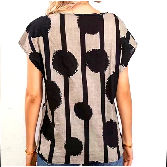 Elegant Black and Cream Women's Short Sleeve Top boutique item Size XL - Picture 2 of 7